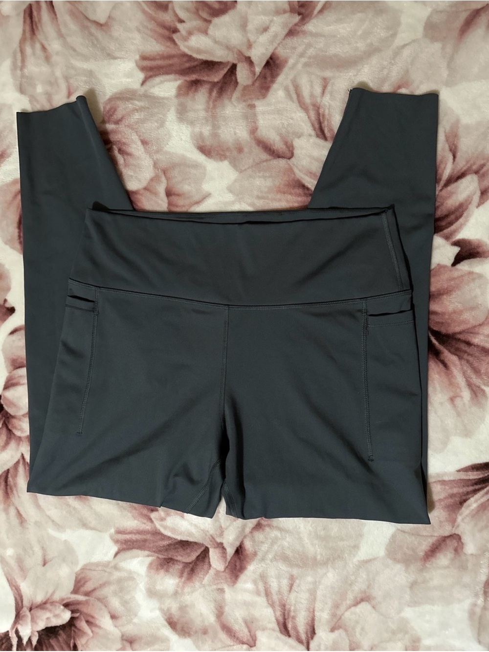 High-Waist Gray Active Leggings with Side Pockets